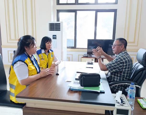 Bupati Bolaang Mongondow Timur, Oskar Manoppo, menerima secara simbolis bantuan satu unit mobil tangki dari Balai Prasarana Permukiman Wilayah Sulawesi Utara, di halaman Kantor Bupati Boltim, Jumat (9/5/2025). Bantuan ini ditujukan untuk mendukung penyediaan air bersih pascabanjir di Desa Togid.