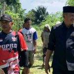 Abdul Zamad Lauma, anggota DPRD Bolmut, saat memberikan pernyataan terkait masalah irigasi yang tersumbat di Desa Buko Selatan.
