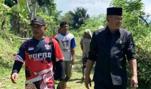 Abdul Zamad Lauma, anggota DPRD Bolmut, saat memberikan pernyataan terkait masalah irigasi yang tersumbat di Desa Buko Selatan.