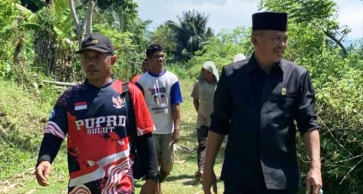 Abdul Zamad Lauma, anggota DPRD Bolmut, saat memberikan pernyataan terkait masalah irigasi yang tersumbat di Desa Buko Selatan.