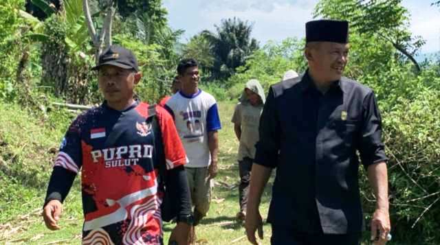 Abdul Zamad Lauma, anggota DPRD Bolmut, saat memberikan pernyataan terkait masalah irigasi yang tersumbat di Desa Buko Selatan.