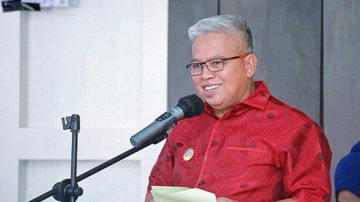 Ketua PDI Perjuangan Bolmut Amin Lasena menyampaikan pesan pendidikan di Hari Pendidikan Nasional 2025