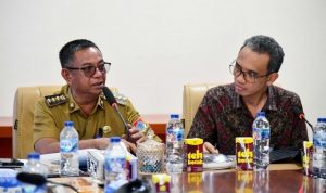 Bupati Bolaang Mongondow Timur, Oskar Manoppo, berbicara dalam High Level Meeting TPID dan TP2DD yang digelar di ruang rapat Kantor Bupati Boltim, didampingi perwakilan Bank Indonesia Sulawesi Utara, Selasa (3/6/2025).