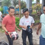 Kasat Resnarkoba IPTU Trivo Datukramat (kiri) bersama tim mengamankan pelaku dan barang bukti usai pengambilan paket kiriman di wilayah Girian Permai.