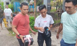 Kasat Resnarkoba IPTU Trivo Datukramat (kiri) bersama tim mengamankan pelaku dan barang bukti usai pengambilan paket kiriman di wilayah Girian Permai.