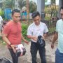 Kasat Resnarkoba IPTU Trivo Datukramat (kiri) bersama tim mengamankan pelaku dan barang bukti usai pengambilan paket kiriman di wilayah Girian Permai.