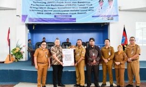 Bupati Boltim, Oskar Manoppo (tengah), bersama pimpinan Bank SulutGo dan pejabat daerah menunjukkan poster QRIS sebagai simbol peluncuran sistem pembayaran pajak digital, usai penyerahan SPPT dan DHKP tahun 2025 di Aula Kantor Bupati Boltim, Selasa, (3/6/2025).