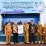 Bupati Boltim, Oskar Manoppo (tengah), bersama pimpinan Bank SulutGo dan pejabat daerah menunjukkan poster QRIS sebagai simbol peluncuran sistem pembayaran pajak digital, usai penyerahan SPPT dan DHKP tahun 2025 di Aula Kantor Bupati Boltim, Selasa, (3/6/2025).