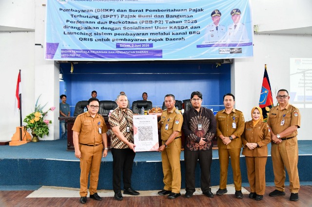 Bupati Boltim, Oskar Manoppo (tengah), bersama pimpinan Bank SulutGo dan pejabat daerah menunjukkan poster QRIS sebagai simbol peluncuran sistem pembayaran pajak digital, usai penyerahan SPPT dan DHKP tahun 2025 di Aula Kantor Bupati Boltim, Selasa, (3/6/2025).