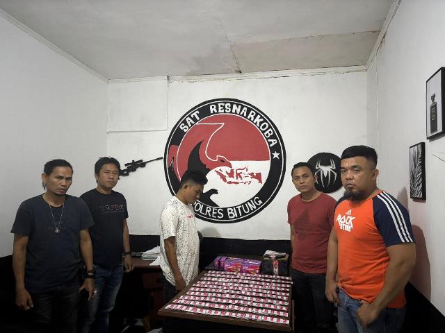 Tim Satresnarkoba Polres Bitung memamerkan barang bukti berupa ratusan strip Ifarsyll di ruang pemeriksaan usai pengungkapan kasus, Minggu (862025).