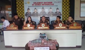 Kepala Kejari Bolmong Utara bersama tim menyampaikan konferensi pers soal pengembalian dana tunjangan pimpinan DPRD