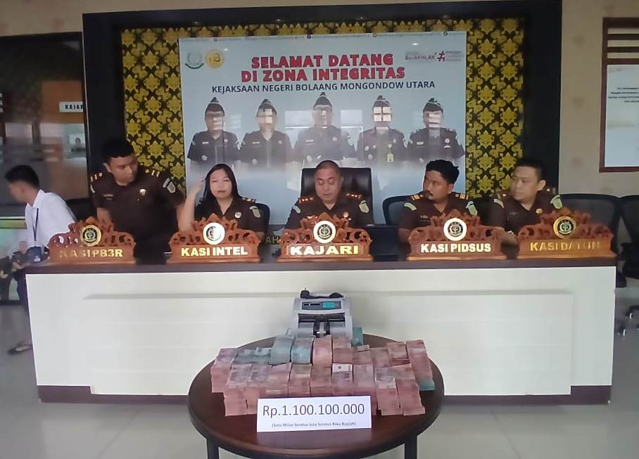 Kepala Kejari Bolmong Utara bersama tim menyampaikan konferensi pers soal pengembalian dana tunjangan pimpinan DPRD