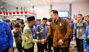 Bupati Boltim Oskar Manoppo berjabat tangan dengan Menko Pembangunan Kewilayahan Agus Harimurti Yudhoyono (AHY) di sela Forum Tata Ruang Sulawesi di Palu, Kamis (10/7/2025).