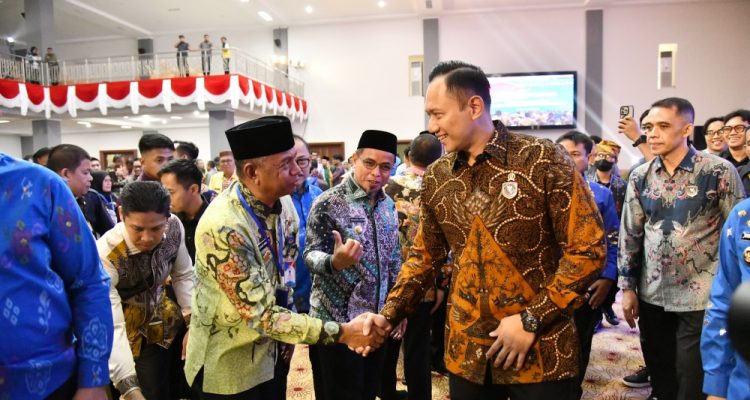 Bupati Boltim Oskar Manoppo berjabat tangan dengan Menko Pembangunan Kewilayahan Agus Harimurti Yudhoyono (AHY) di sela Forum Tata Ruang Sulawesi di Palu, Kamis (10/7/2025).
