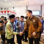 Bupati Boltim Oskar Manoppo berjabat tangan dengan Menko Pembangunan Kewilayahan Agus Harimurti Yudhoyono (AHY) di sela Forum Tata Ruang Sulawesi di Palu, Kamis (10/7/2025).