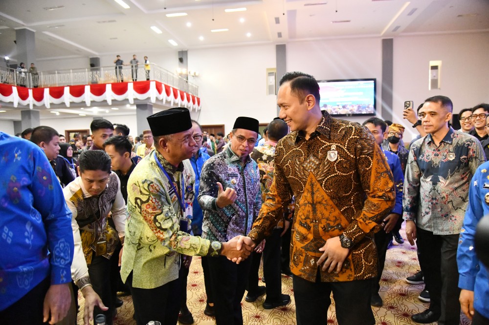 Bupati Boltim Oskar Manoppo berjabat tangan dengan Menko Pembangunan Kewilayahan Agus Harimurti Yudhoyono (AHY) di sela Forum Tata Ruang Sulawesi di Palu, Kamis (10/7/2025).