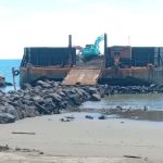 Pemerintah Kabupaten Bolaang Mongondow Utara menagih pajak mineral bukan logam dan batu dari kontraktor proyek APBN di Batu Pinagut. Namun, kontraktor mempertanyakan dasar hukum kebijakan itu karena material diperoleh dari penambang lokal yang belum berizin. Kebijakan ini dinilai tidak konsisten.