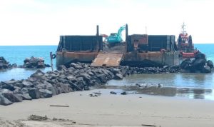 Pemerintah Kabupaten Bolaang Mongondow Utara menagih pajak mineral bukan logam dan batu dari kontraktor proyek APBN di Batu Pinagut. Namun, kontraktor mempertanyakan dasar hukum kebijakan itu karena material diperoleh dari penambang lokal yang belum berizin. Kebijakan ini dinilai tidak konsisten.