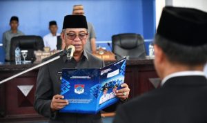 Bupati Oskar Manoppo membacakan naskah pelantikan Penjabat Sekda Kabupaten Boltim, Moh. Iksan Pangalima, dalam acara resmi di Aula Kantor Bupati.