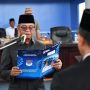 Bupati Oskar Manoppo membacakan naskah pelantikan Penjabat Sekda Kabupaten Boltim, Moh. Iksan Pangalima, dalam acara resmi di Aula Kantor Bupati.