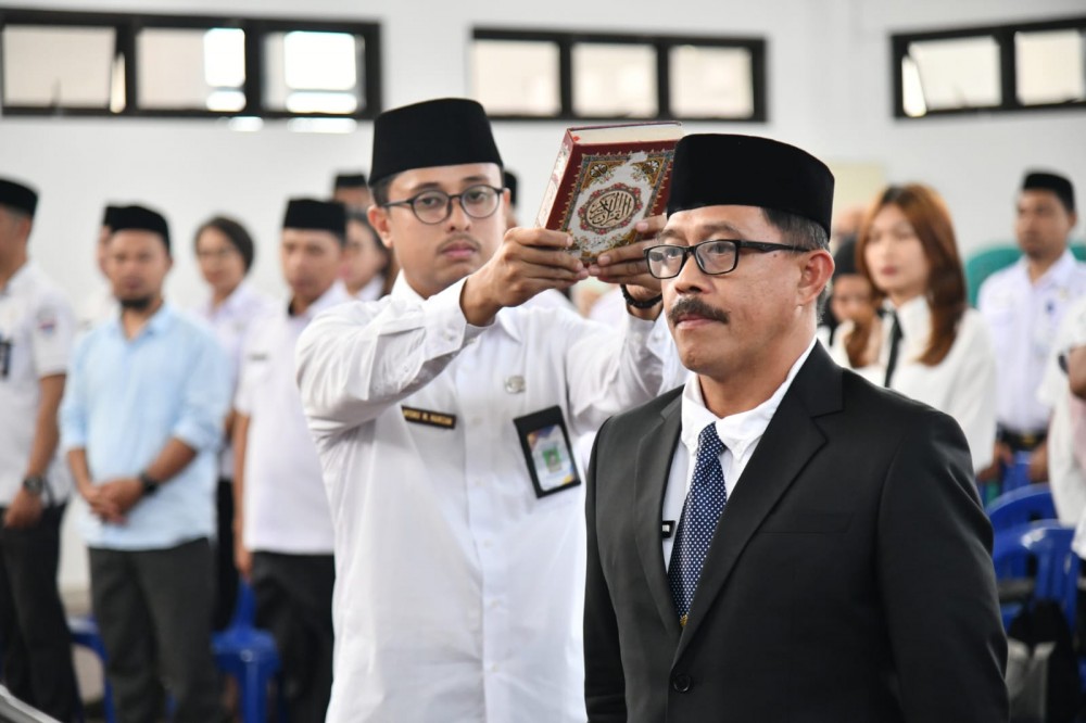 Moh. Iksan Pangalima mengucapkan sumpah jabatan sebagai Penjabat Sekda Boltim, disaksikan langsung oleh jajaran pemerintah daerah dan pejabat terkait.