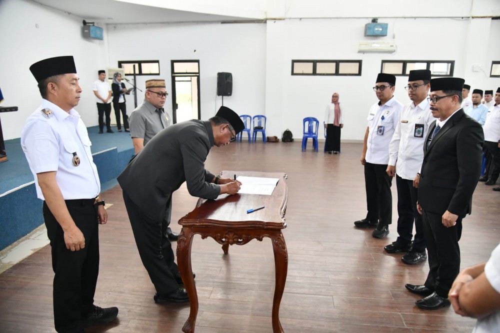 Bupati Bolaang Mongondow Timur, Oskar Manoppo, menyaksikan Penjabat Sekretaris Daerah Boltim, Moh. Iksan Pangalima, saat menandatangani berita acara pelantikan di Aula Kantor Bupati, Rabu (23/7/2025).