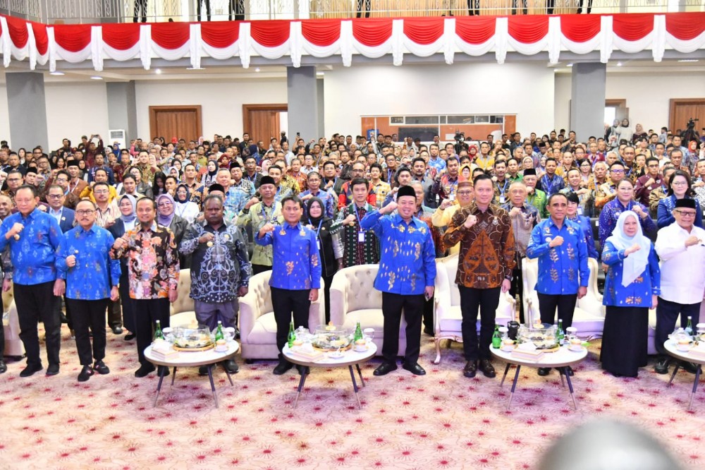 Para peserta Forum Koordinasi Pembangunan Wilayah Berbasis Penataan Ruang Pulau Sulawesi berfoto bersama usai pembukaan kegiatan di Kota Palu, Sulawesi Tengah