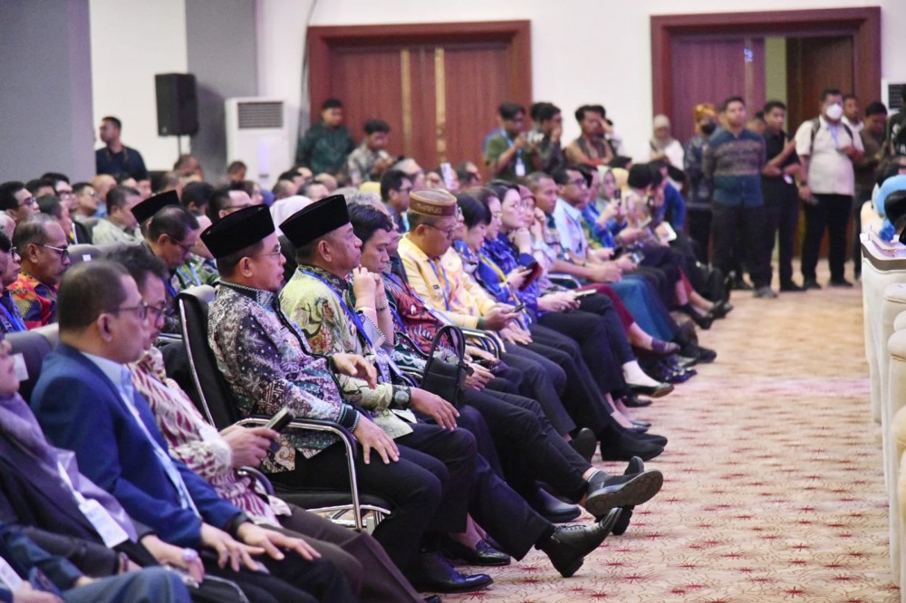 Suasana peserta Forum Tata Ruang Pulau Sulawesi saat menyimak pemaparan materi dari narasumber di Ballroom Hotel Best Western Palu, Sulawesi Tengah.