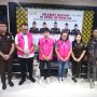 Tiga tersangka kasus dugaan korupsi proyek PAMSIMAS 2022 di Kabupaten Bolaang Mongondow Utara mengenakan rompi tahanan merah muda dengan nomor urut 02, 01, dan 05 saat berfoto bersama aparat Kejaksaan Negeri Bolmut, petugas kepolisian, dan staf kejaksaan, usai penahanan resmi di Kantor Kejari Bolmut, Selasa (01/7/2025).