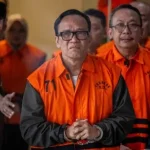 Immanuel Ebenezer alias Noel digiring petugas KPK dengan tangan diborgol dan mengenakan rompi oranye tahanan usai ditetapkan sebagai tersangka kasus dugaan pemerasan pengurusan sertifikat K3 di Kemenaker, Jakarta, Jumat (22/8/2025).
