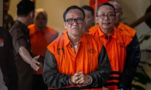 Immanuel Ebenezer alias Noel digiring petugas KPK dengan tangan diborgol dan mengenakan rompi oranye tahanan usai ditetapkan sebagai tersangka kasus dugaan pemerasan pengurusan sertifikat K3 di Kemenaker, Jakarta, Jumat (22/8/2025).