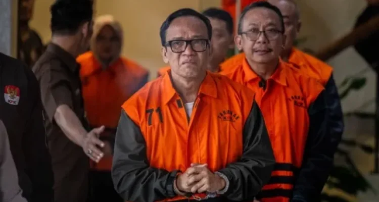 Immanuel Ebenezer alias Noel digiring petugas KPK dengan tangan diborgol dan mengenakan rompi oranye tahanan usai ditetapkan sebagai tersangka kasus dugaan pemerasan pengurusan sertifikat K3 di Kemenaker, Jakarta, Jumat (22/8/2025).