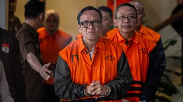Immanuel Ebenezer alias Noel digiring petugas KPK dengan tangan diborgol dan mengenakan rompi oranye tahanan usai ditetapkan sebagai tersangka kasus dugaan pemerasan pengurusan sertifikat K3 di Kemenaker, Jakarta, Jumat (22/8/2025).