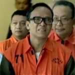Wakil Menteri Ketenagakerjaan nonaktif Immanuel Ebenezer alias Noel mengenakan rompi oranye tahanan KPK saat digiring penyidik bersama sejumlah tersangka lain dalam kasus dugaan pemerasan pengurusan sertifikat K3, Jumat (22/8/2025)