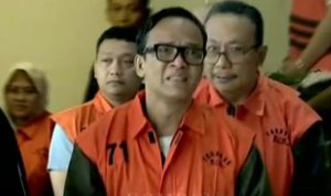 Wakil Menteri Ketenagakerjaan nonaktif Immanuel Ebenezer alias Noel mengenakan rompi oranye tahanan KPK saat digiring penyidik bersama sejumlah tersangka lain dalam kasus dugaan pemerasan pengurusan sertifikat K3, Jumat (22/8/2025)