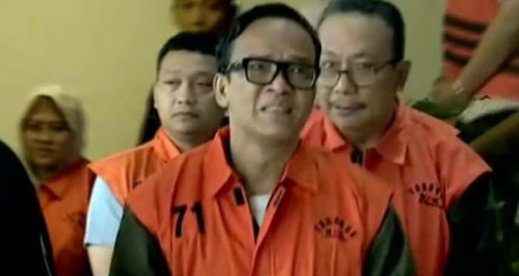 Wakil Menteri Ketenagakerjaan nonaktif Immanuel Ebenezer alias Noel mengenakan rompi oranye tahanan KPK saat digiring penyidik bersama sejumlah tersangka lain dalam kasus dugaan pemerasan pengurusan sertifikat K3, Jumat (22/8/2025)