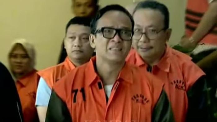 Wakil Menteri Ketenagakerjaan nonaktif Immanuel Ebenezer alias Noel mengenakan rompi oranye tahanan KPK saat digiring penyidik bersama sejumlah tersangka lain dalam kasus dugaan pemerasan pengurusan sertifikat K3, Jumat (22/8/2025)