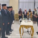 Bupati Bolaang Mongondow Utara, Dr. Sirajudin Lasena, saat melantik tujuh pejabat eselon II di Aula Bapelitbang Bolmut, Kamis, (28/8/2025).