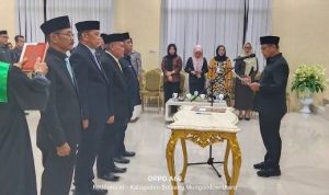 Bupati Bolaang Mongondow Utara, Dr. Sirajudin Lasena, saat melantik tujuh pejabat eselon II di Aula Bapelitbang Bolmut, Kamis, (28/8/2025).