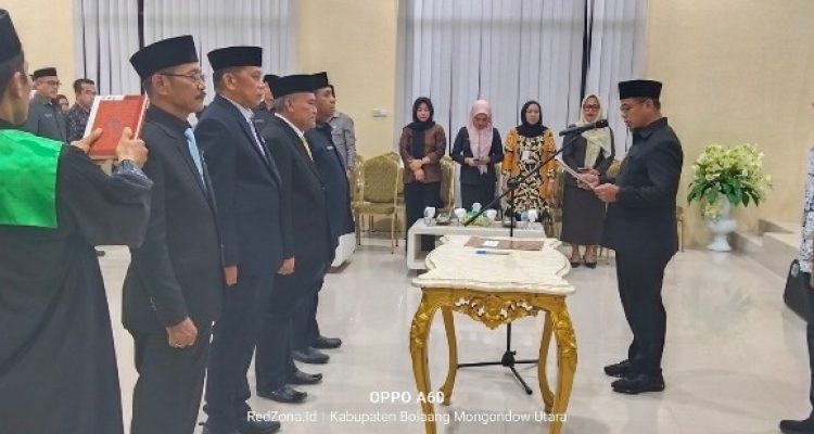 Bupati Bolaang Mongondow Utara, Dr. Sirajudin Lasena, saat melantik tujuh pejabat eselon II di Aula Bapelitbang Bolmut, Kamis, (28/8/2025).