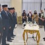 Bupati Bolaang Mongondow Utara, Dr. Sirajudin Lasena, saat melantik tujuh pejabat eselon II di Aula Bapelitbang Bolmut, Kamis, (28/8/2025).
