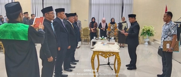Bupati Bolaang Mongondow Utara, Dr. Sirajudin Lasena, saat melantik tujuh pejabat eselon II di Aula Bapelitbang Bolmut, Kamis, (28/8/2025).