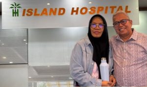Ketua DPC PDI Perjuangan Bolmut, Drs. Hi. Amin Lasena, bersama istrinya saat menjalani perawatan di Island Hospital, Penang, Malaysia.