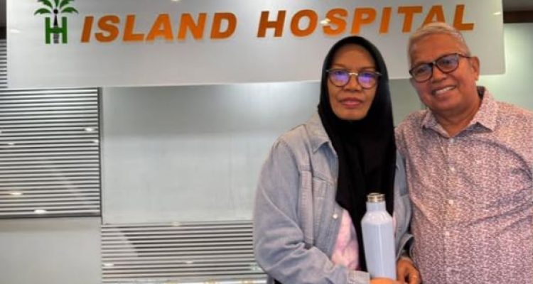 Ketua DPC PDI Perjuangan Bolmut, Drs. Hi. Amin Lasena, bersama istrinya saat menjalani perawatan di Island Hospital, Penang, Malaysia.