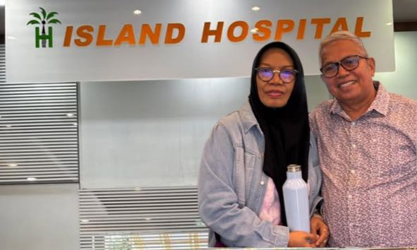 Ketua DPC PDI Perjuangan Bolmut, Drs. Hi. Amin Lasena, bersama istrinya saat menjalani perawatan di Island Hospital, Penang, Malaysia.