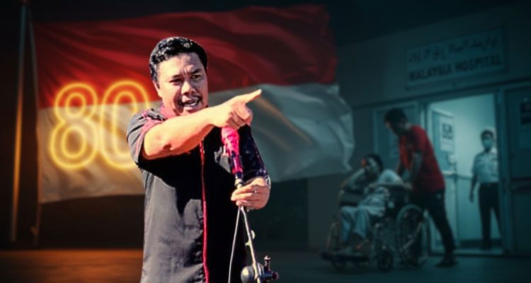 Ramdan Buhang berdiri di depan latar bendera Merah Putih peringatan 80 tahun kemerdekaan. Sebuah ironi, ketika simbol kebanggaan bangsa berkibar megah, pelayanan kesehatan di dalam negeri justru membuat rakyat mencari harapan di negeri orang.
