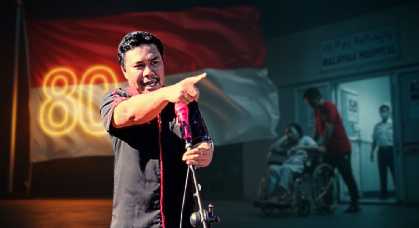 Ramdan Buhang berdiri di depan latar bendera Merah Putih peringatan 80 tahun kemerdekaan. Sebuah ironi, ketika simbol kebanggaan bangsa berkibar megah, pelayanan kesehatan di dalam negeri justru membuat rakyat mencari harapan di negeri orang.