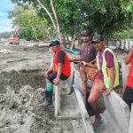 Sejumlah pekerja proyek pengaman pantai Batu Pinagut, Kecamatan Kaidipang, saat beristirahat di lokasi pekerjaan. Mereka mengaku sudah terdaftar dalam program BPJS Ketenagakerjaan.