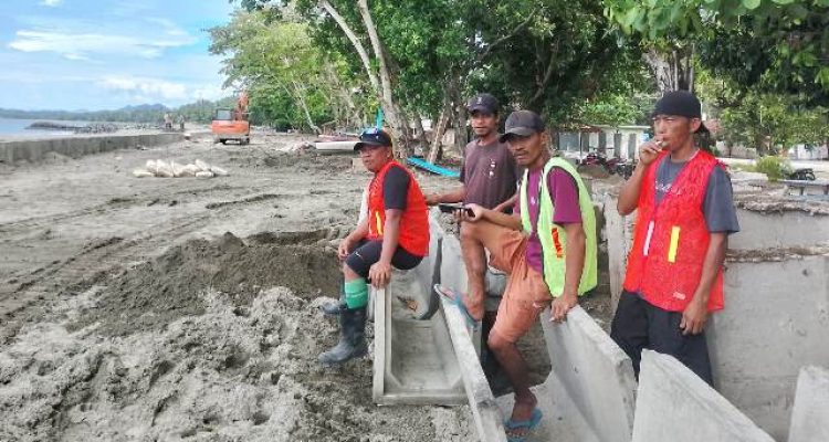 Sejumlah pekerja proyek pengaman pantai Batu Pinagut, Kecamatan Kaidipang, saat beristirahat di lokasi pekerjaan. Mereka mengaku sudah terdaftar dalam program BPJS Ketenagakerjaan.