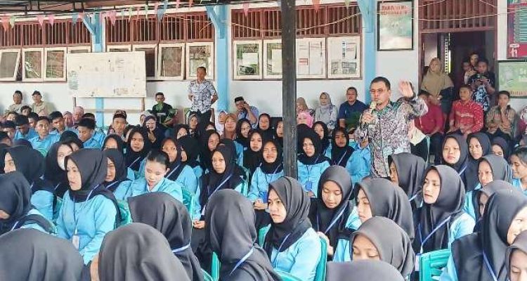 Bupati Bolaang Mongondow Utara, Dr. Sirajudin Lasena, saat melepas 164 siswa-siswi SMK Negeri Kaidipang yang akan mengikuti Praktek Kerja Lapangan (PKL), Kamis, (28/8/2025).